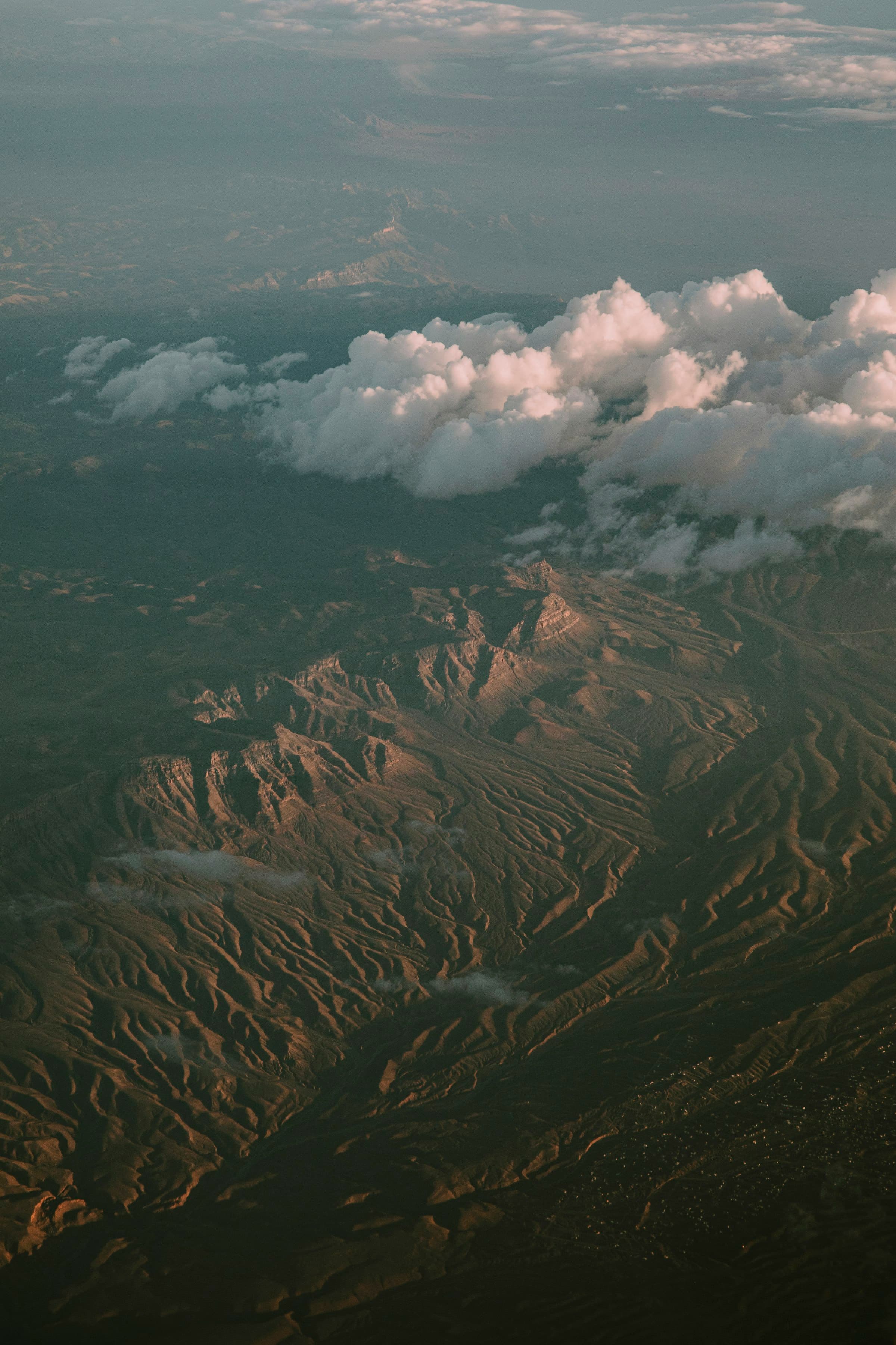 Gebirgskette aus der Vogelperspektive, Wolken im Vordergrund