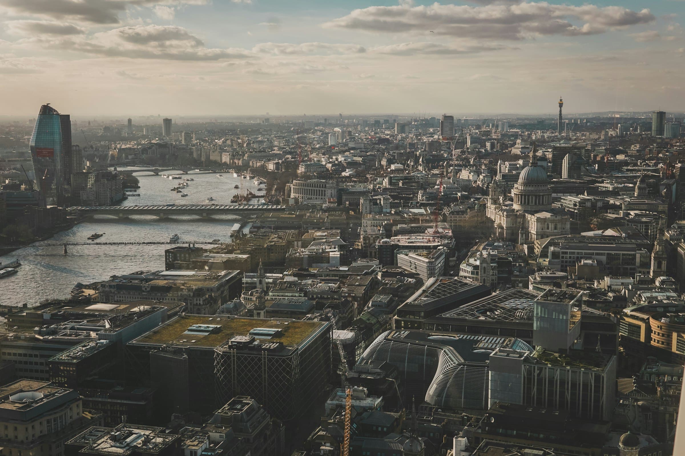 Finanzdistrikt-Skyline mit Fluss im Morgenlicht